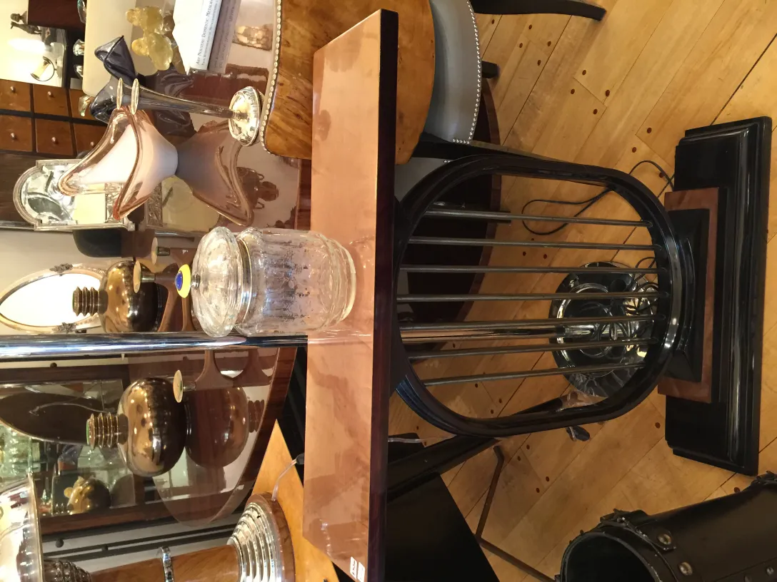 古いキャンディボックス、クラシックなデザインと装飾的な蓋が施されたエレガントな場所で。