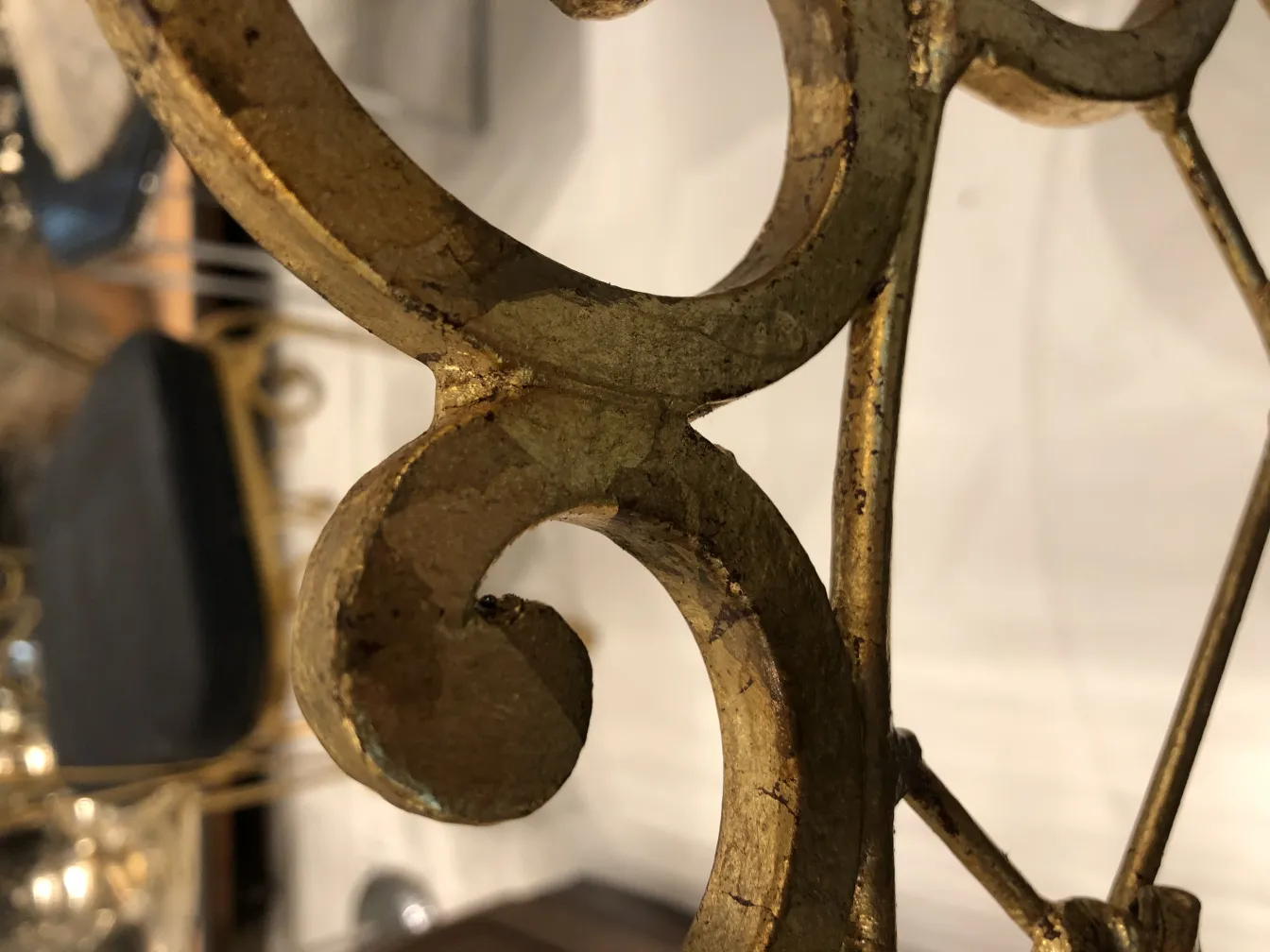 detalhe de uma cadeira decorativa antiga destacando seu design curvado