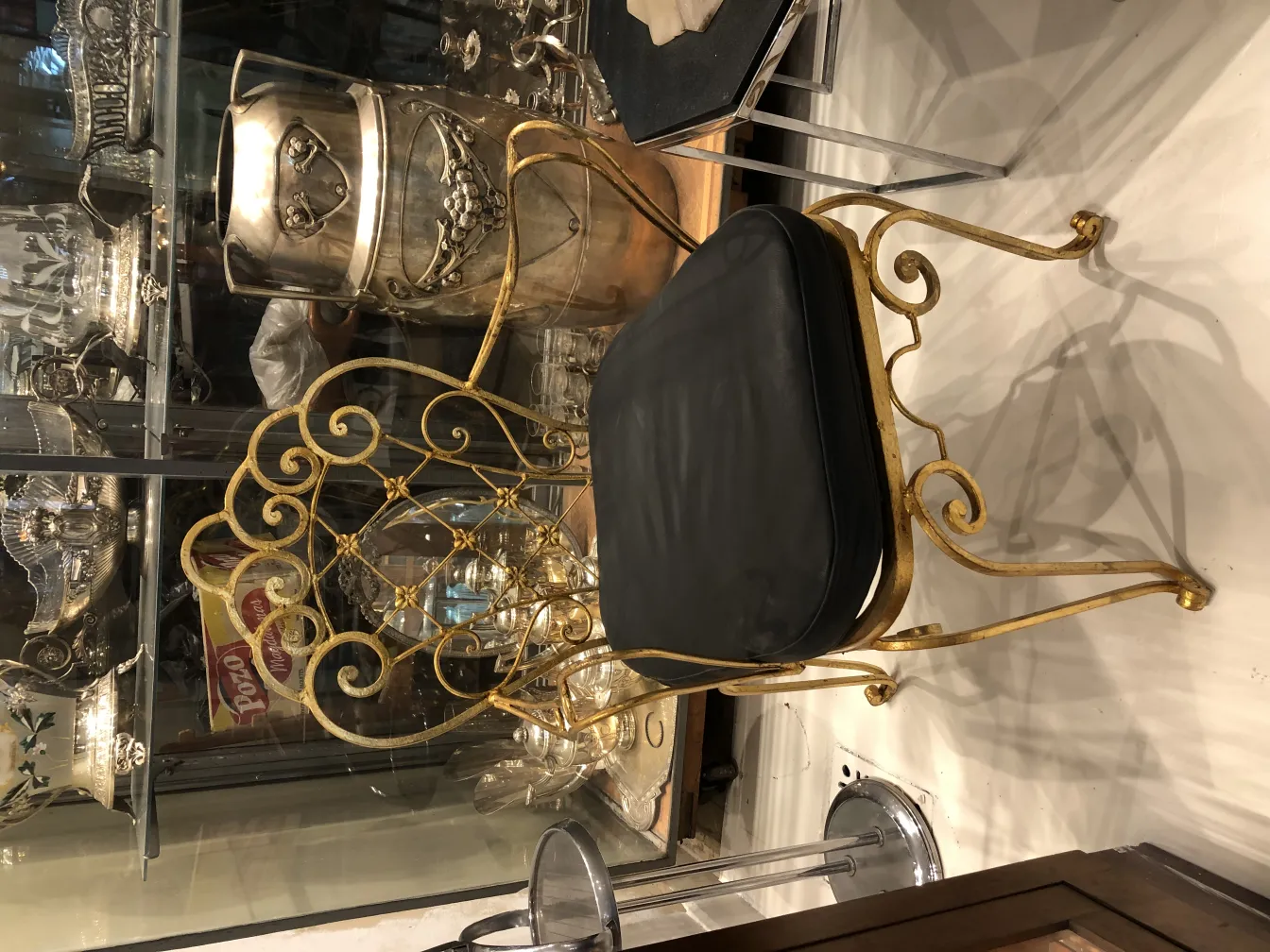 2 antike Stühle mit eleganten Details in einem klassischen Ambiente