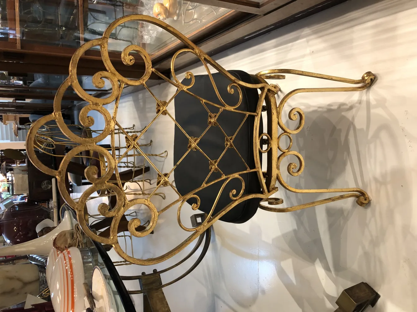 due sedie antiche con design decorativo sullo sfondo