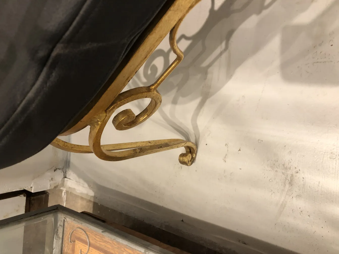 Primo piano di 2 sedie antiche con gambe dorate.