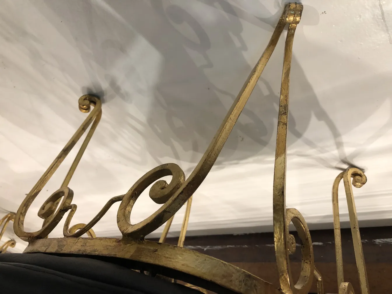 Dos sillas antiguas con un diseño decorativo elegante, en un ambiente acogedor.