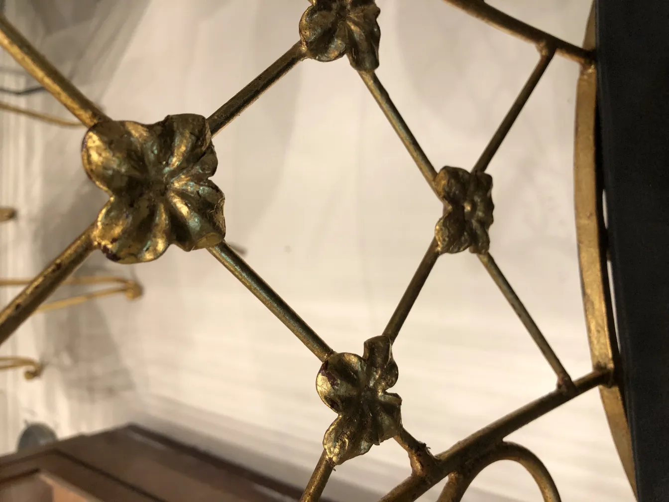 Visão próxima de 2 cadeiras antigas com detalhes em flor dourada