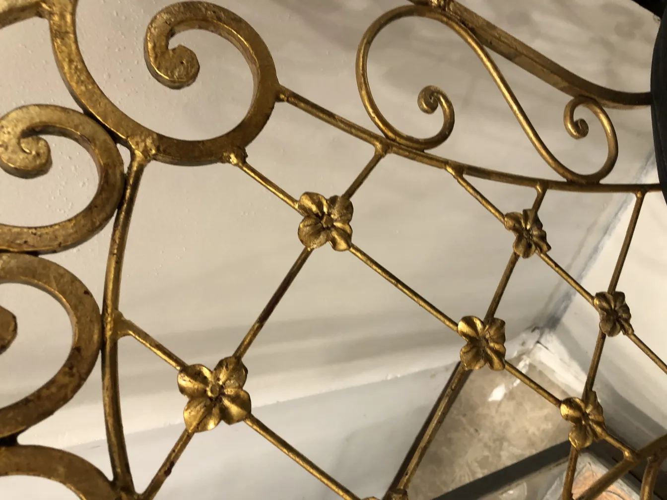 2 sedie antiche con elegante design dorato e dettagli floreali