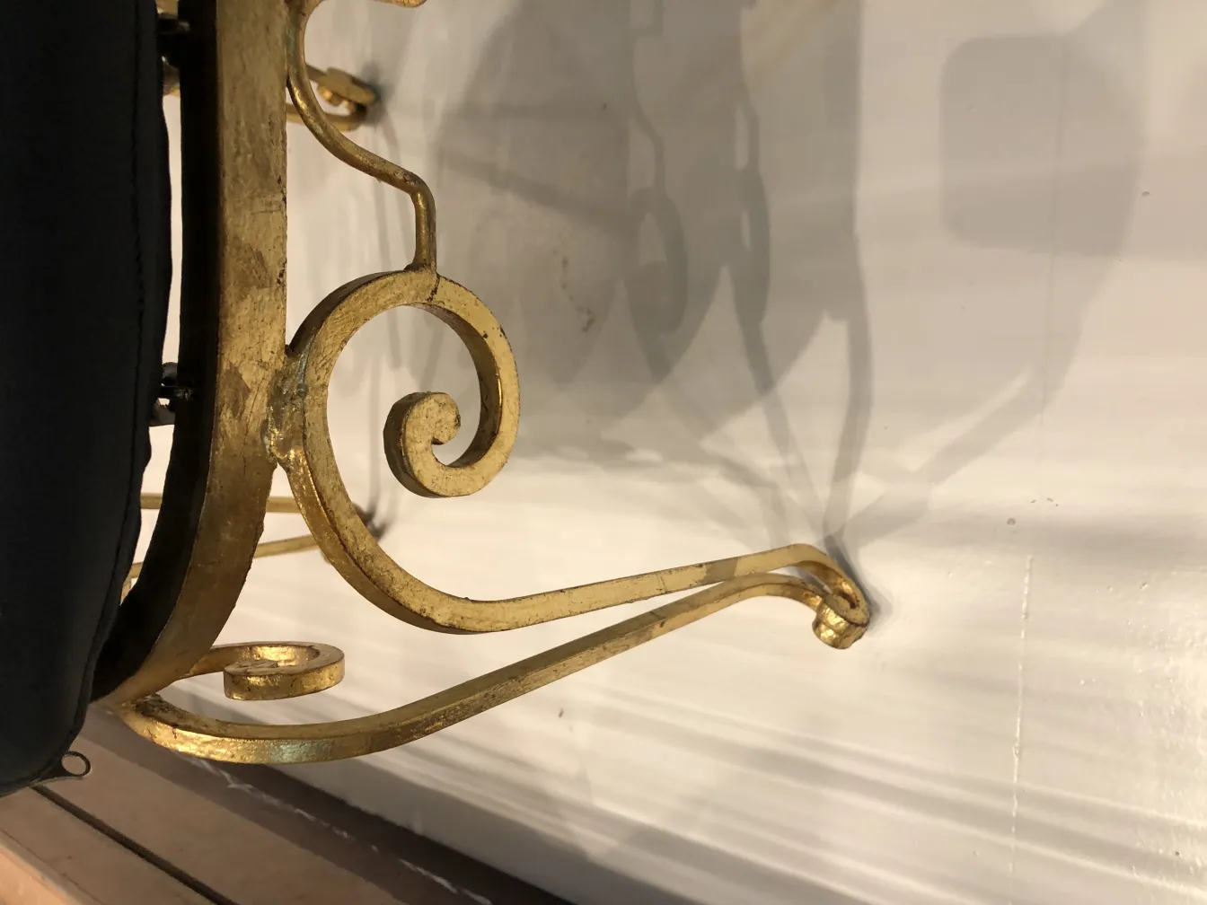 Vista laterale di 2 sedie antiche decorative con design curvo dorato