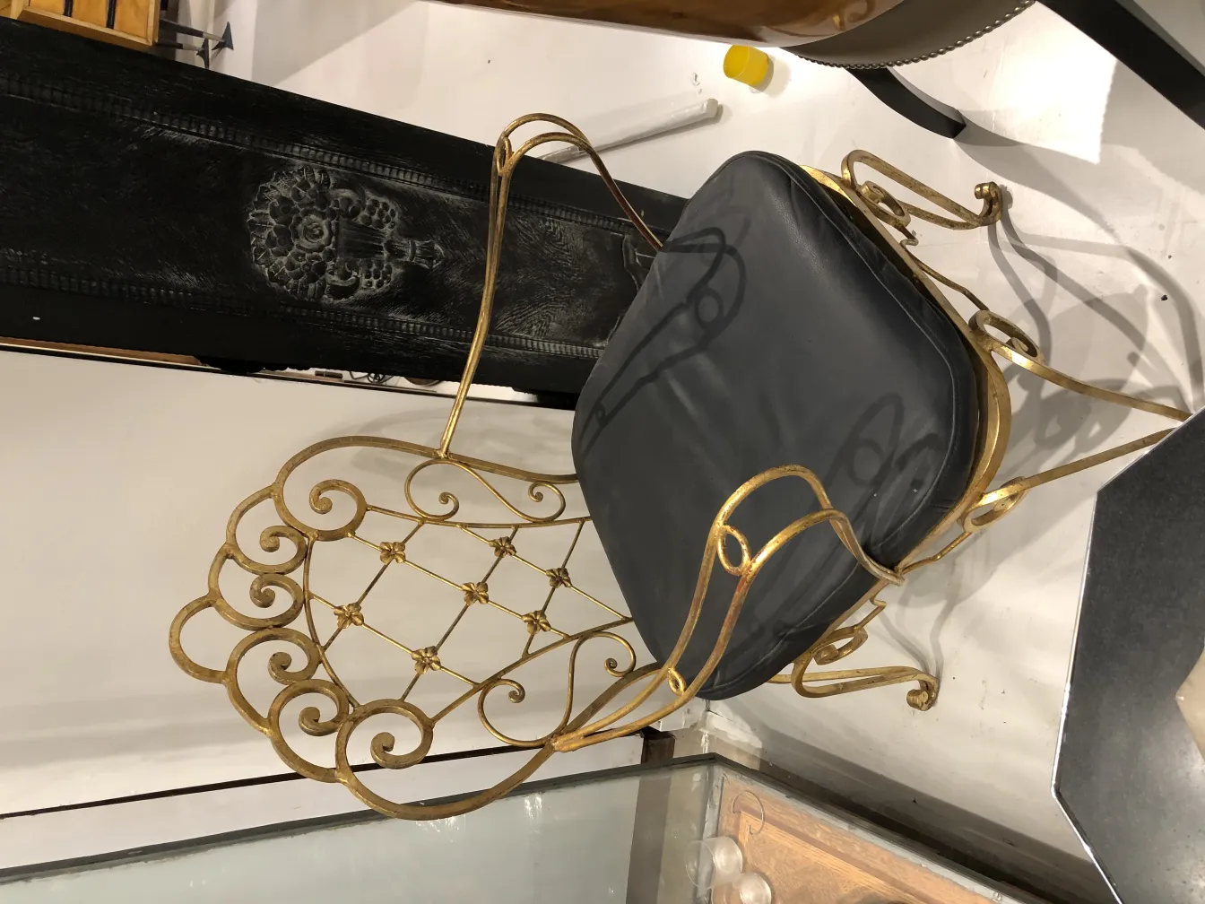 Zwei antike Stühle mit aufwändigem und elegantem Design, stilisierter Hintergrund