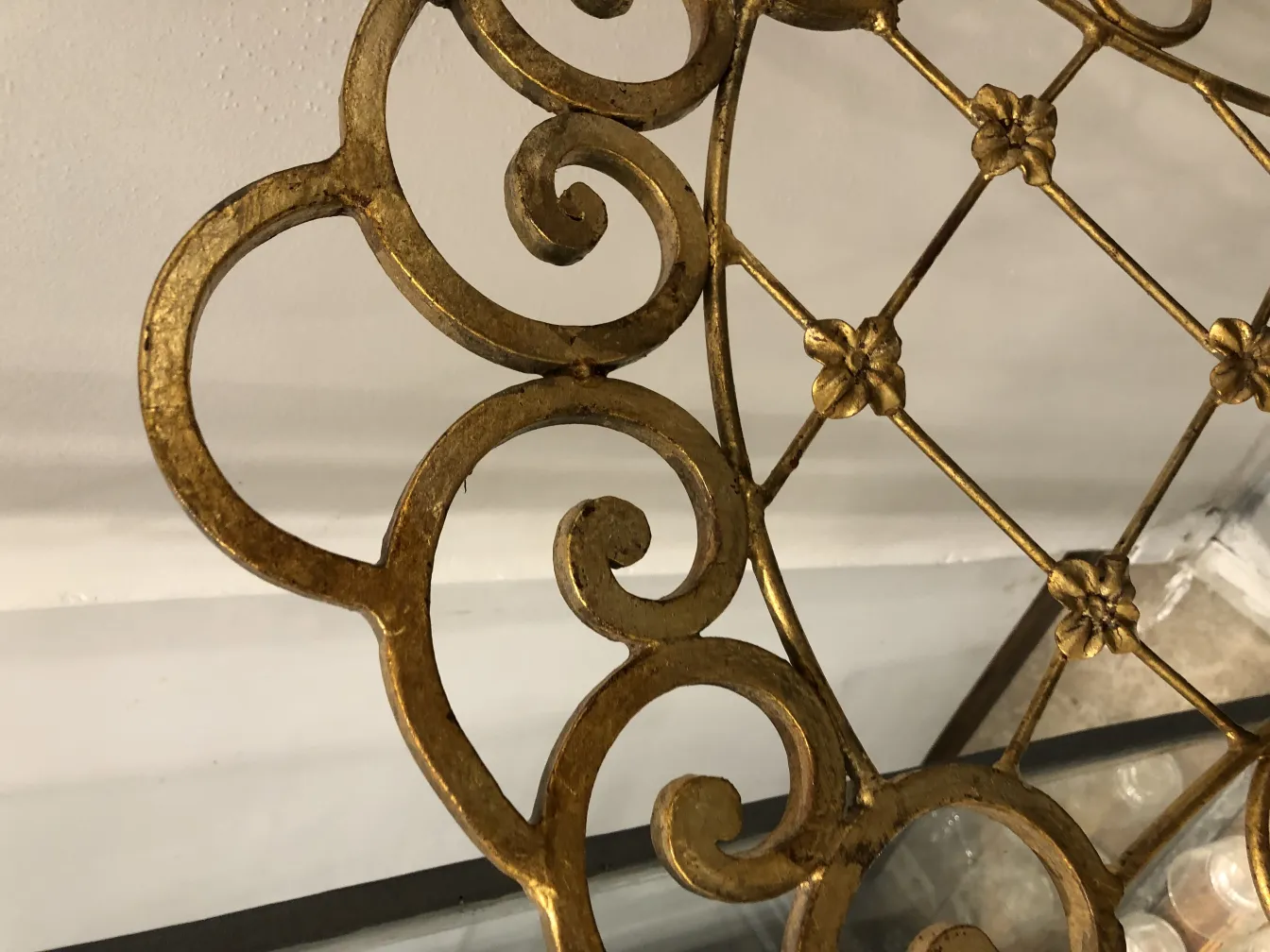 Due sedie decorative antiche in un ambiente elegante