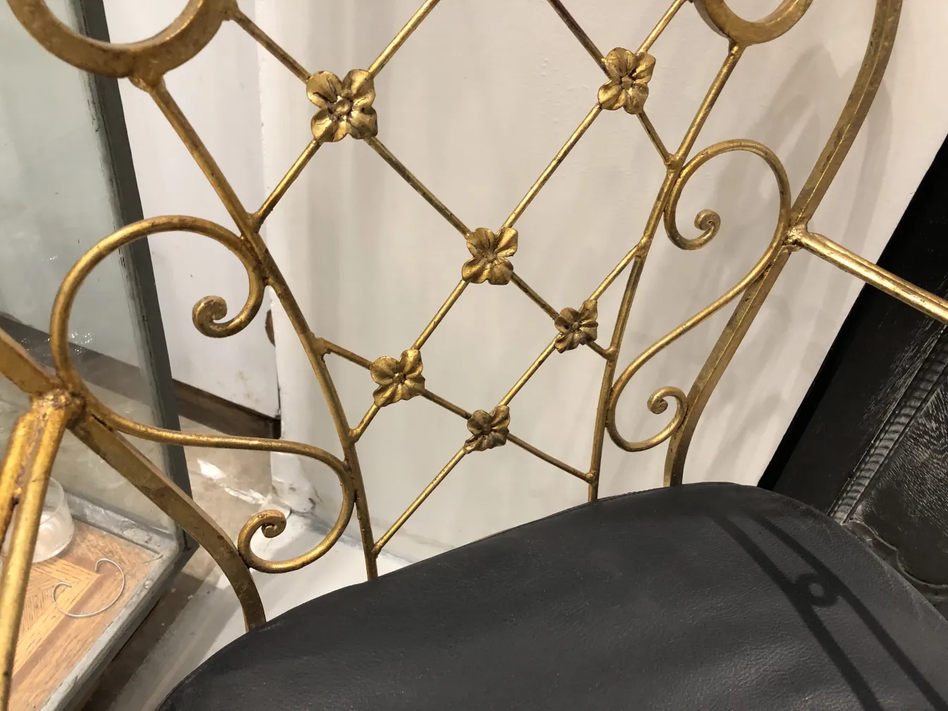 duas cadeiras decorativas antigas com design detalhado em dourado