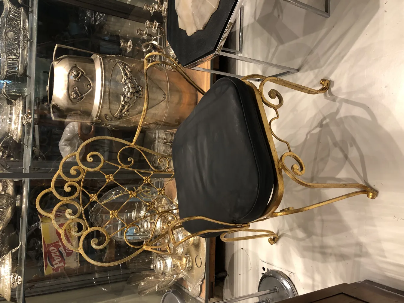 2 sillas antiguas con detalles decorativos, en un ambiente elegante