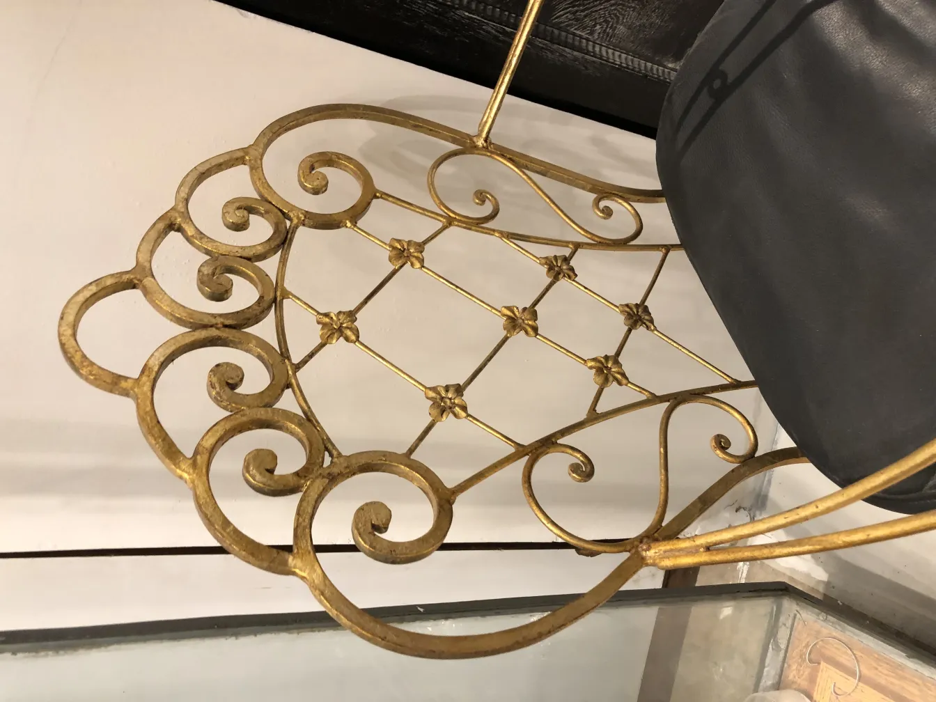 Zwei antike dekorative Stühle mit kompliziertem Design, eleganter Rahmen.