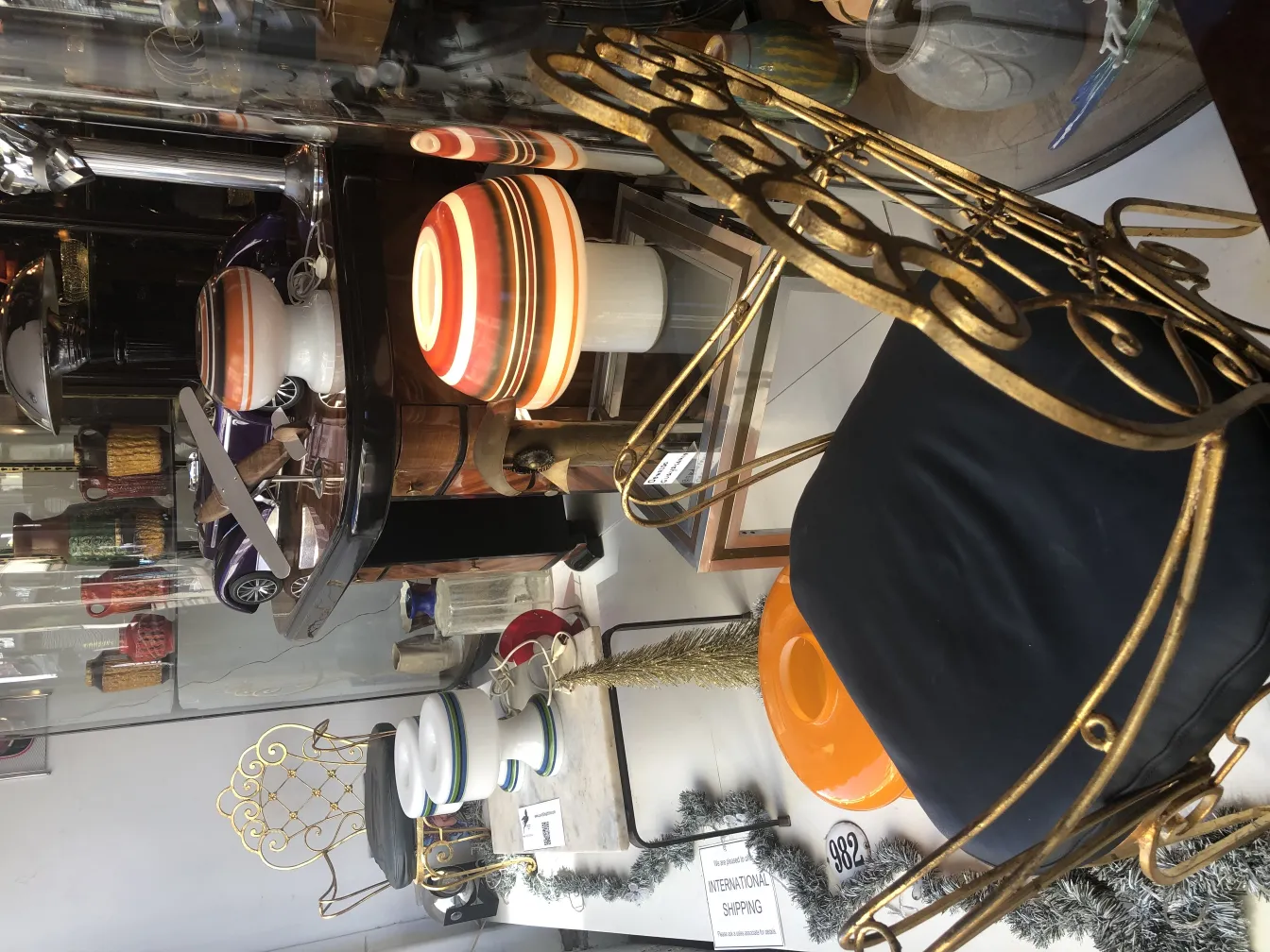 боковой вид антикварных стульев с элегантным дизайном в винтажной обстановке.