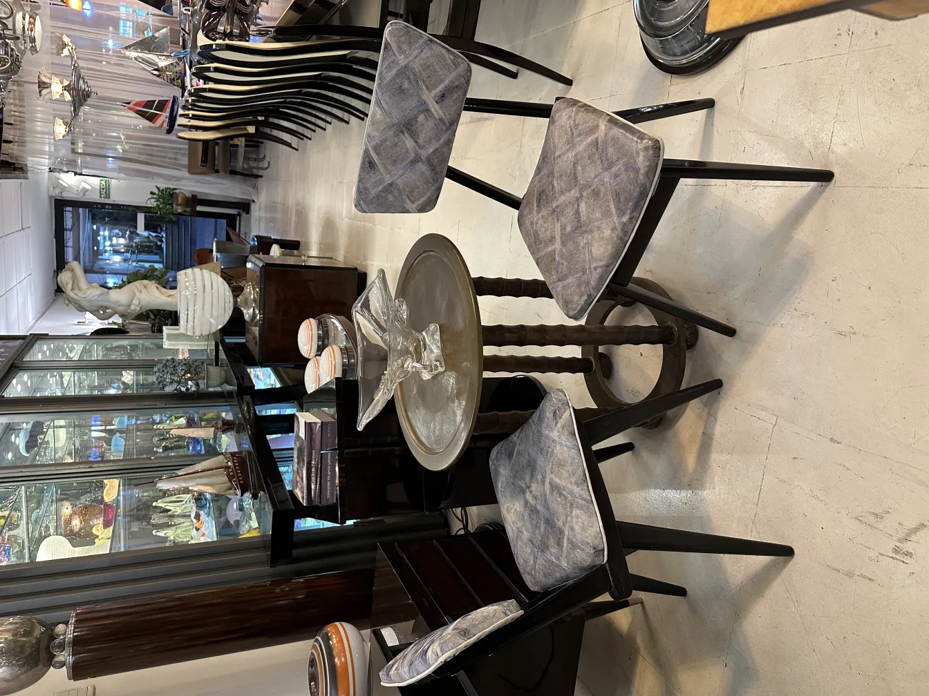 Duas cadeiras antigas com um design elegante em um ambiente acolhedor