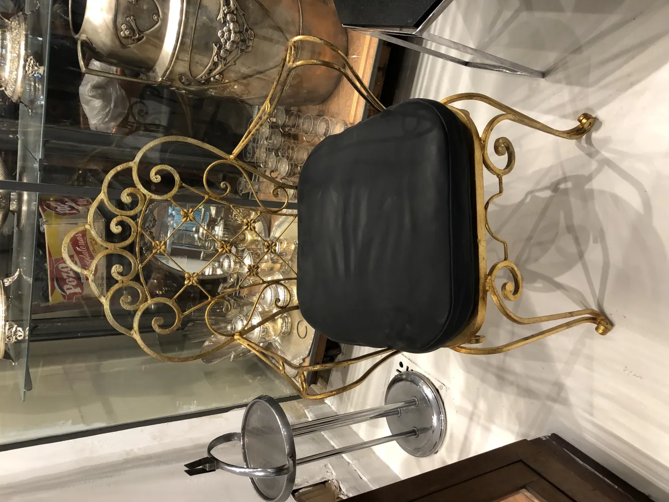 2 sedie antiche con design intricati, circondate da oggetti decorativi