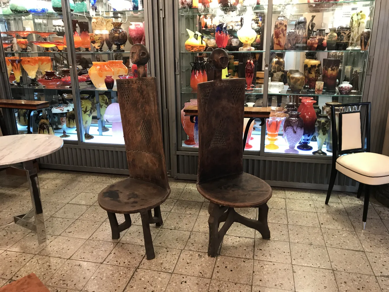 dos sillas antiguas con diseño tallado en un ambiente decorativo