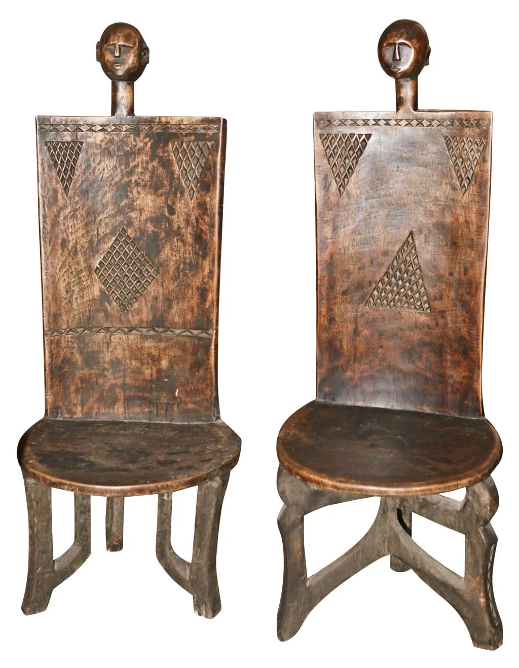 Deux chaises anciennes avec dos sculptés et têtes sculptées