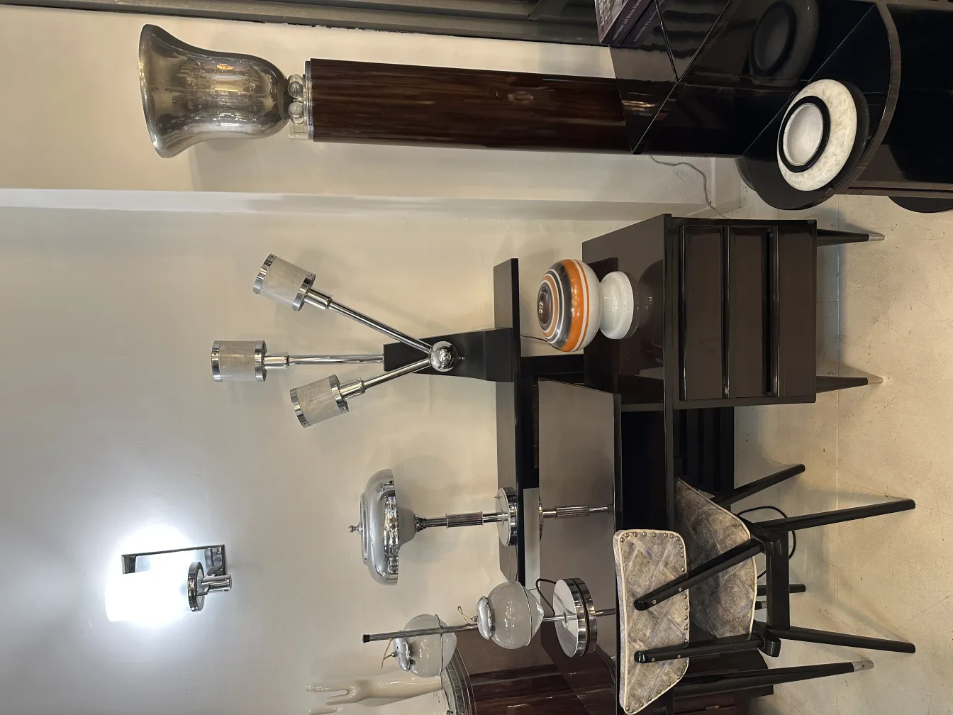 2 cadeiras antigas com design único, adornadas com detalhes elegantes