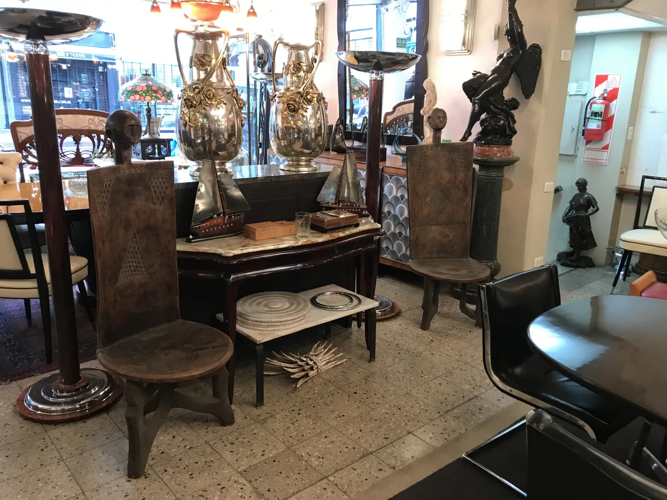 Due sedie antiche con decorazioni dettagliate in un ambiente elegante.