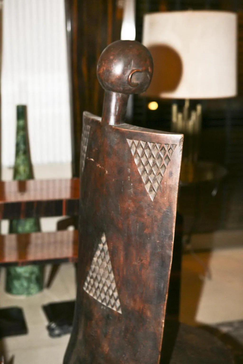 رؤية لاثنين من الكراسي الأثرية ذات التصميم المميز في بيئة أنيقة