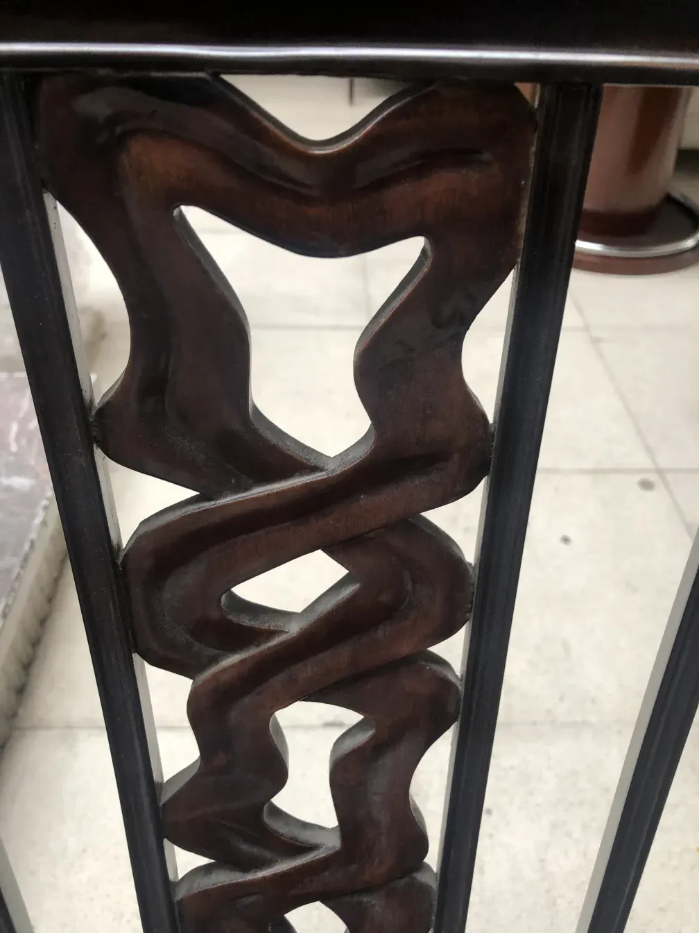 dettaglio di 2 sedie antiche con un design creativo ed elegante in un ambiente classico