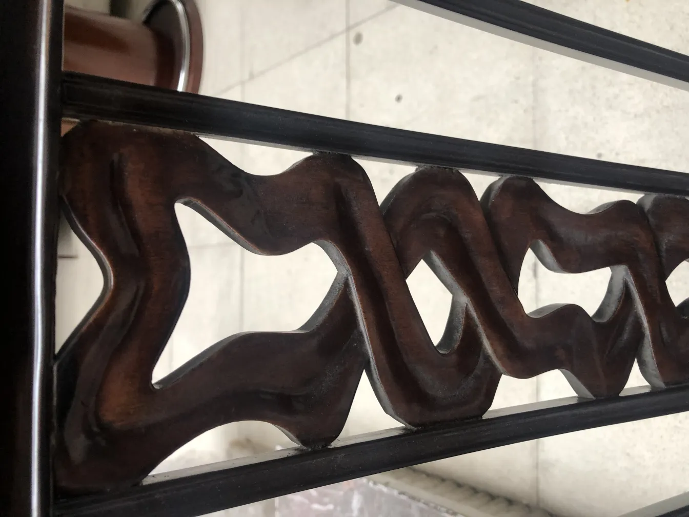 deux chaises antiques avec un design décoratif dans un cadre clair