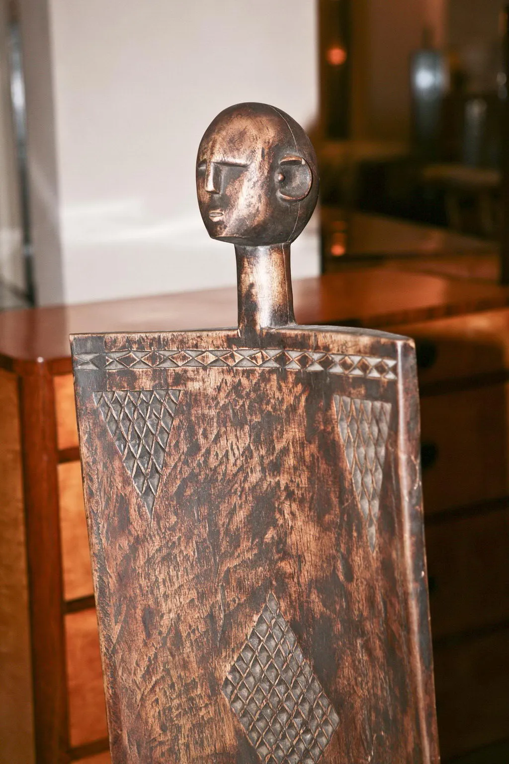 Due sedie antiche con decorazioni uniche, in un ambiente accogliente.