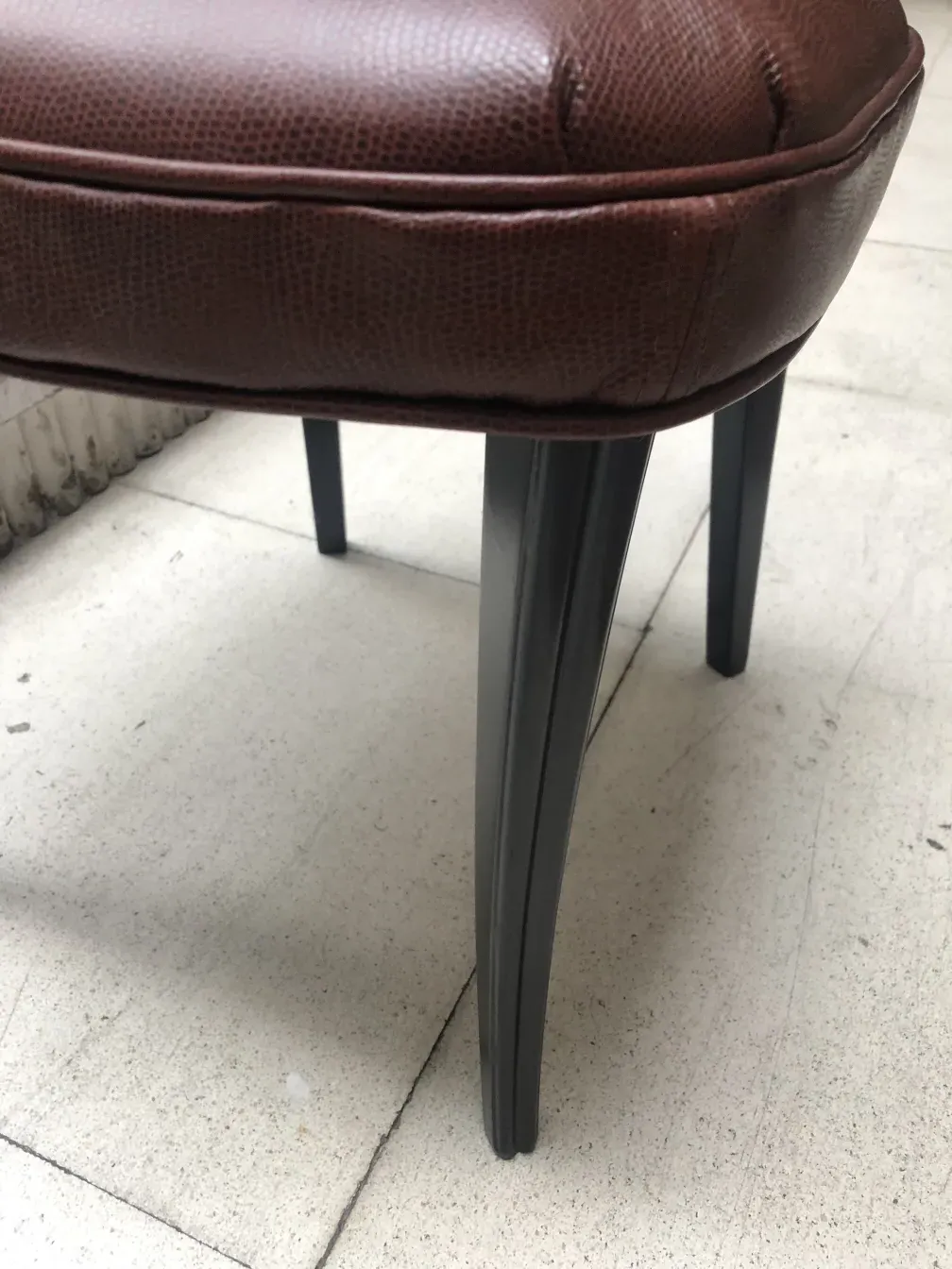 zwei antike Stühle mit eleganten Beinen und einzigartigem Design