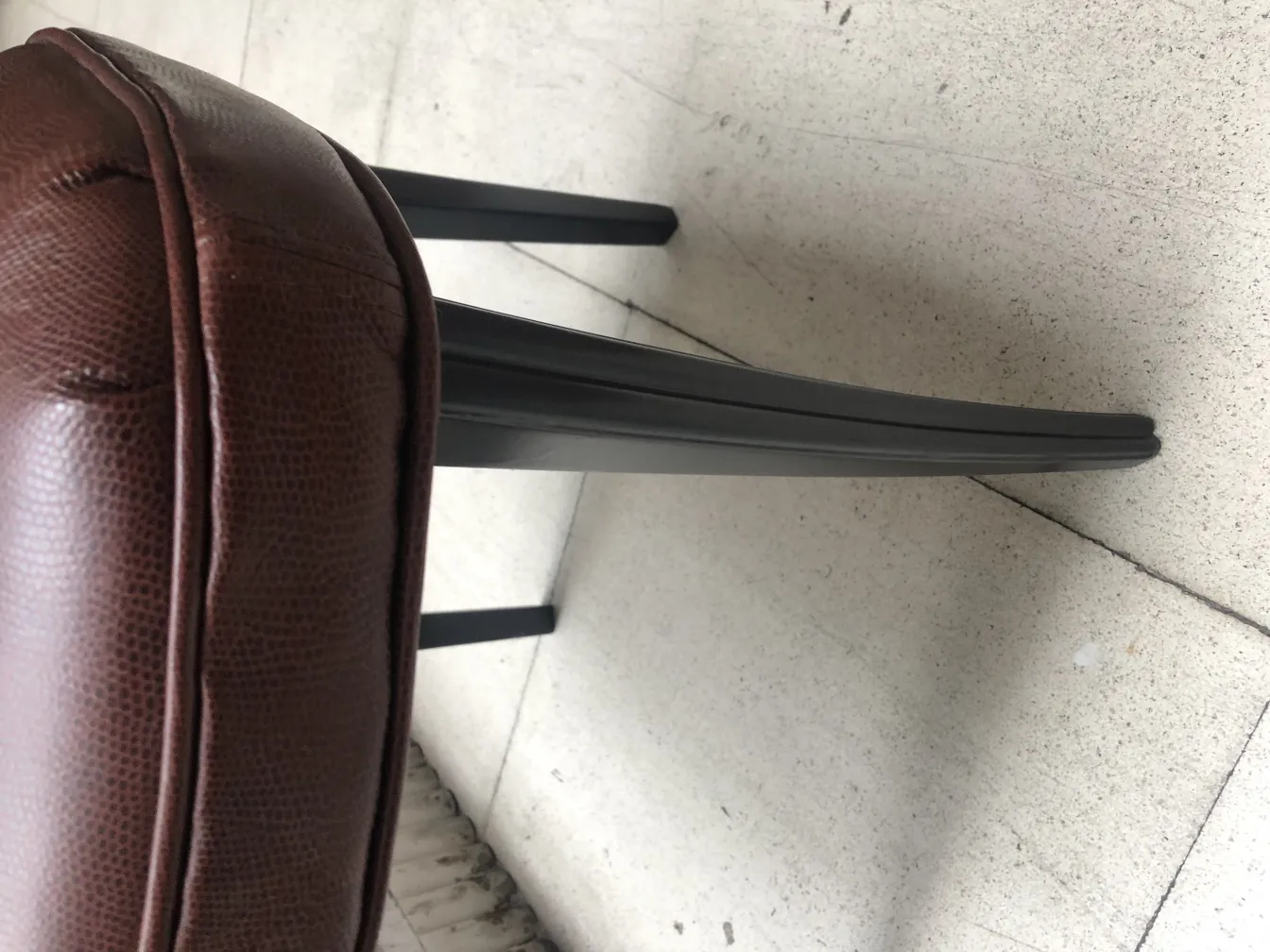 zwei antike Stühle mit elegantem Design in hellem Umfeld