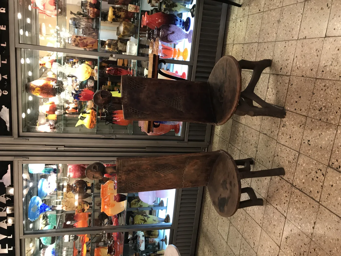 2 sedie antiche con dettagli decorativi in un ambiente di antiquariato.