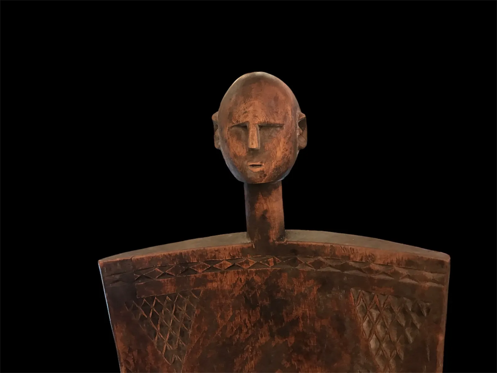 zwei antike Stühle mit skulpturalem und dekorativem Design auf dunklem Hintergrund