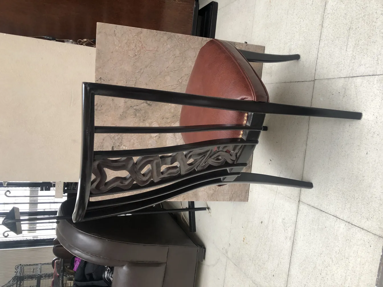 Dos sillas antiguas de diseño con respaldo en un entorno moderno.