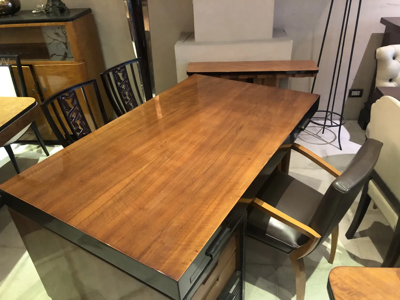 Due sedie antiche con dettagli unici, in un ambiente elegante con un tavolo di legno