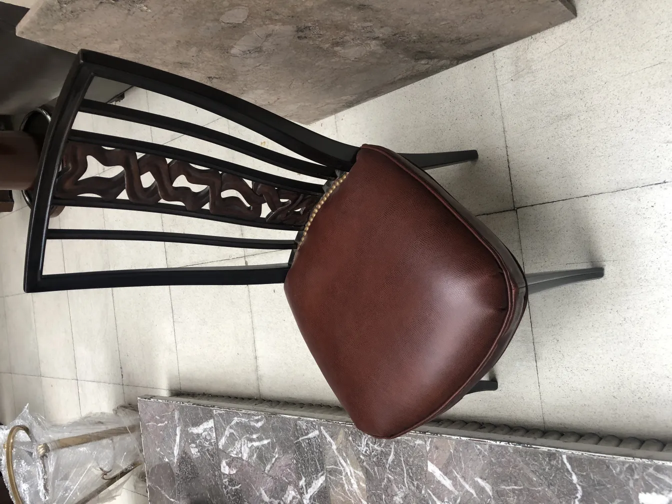 Vista superior de 2 cadeiras antigas com design elegante em um ambiente