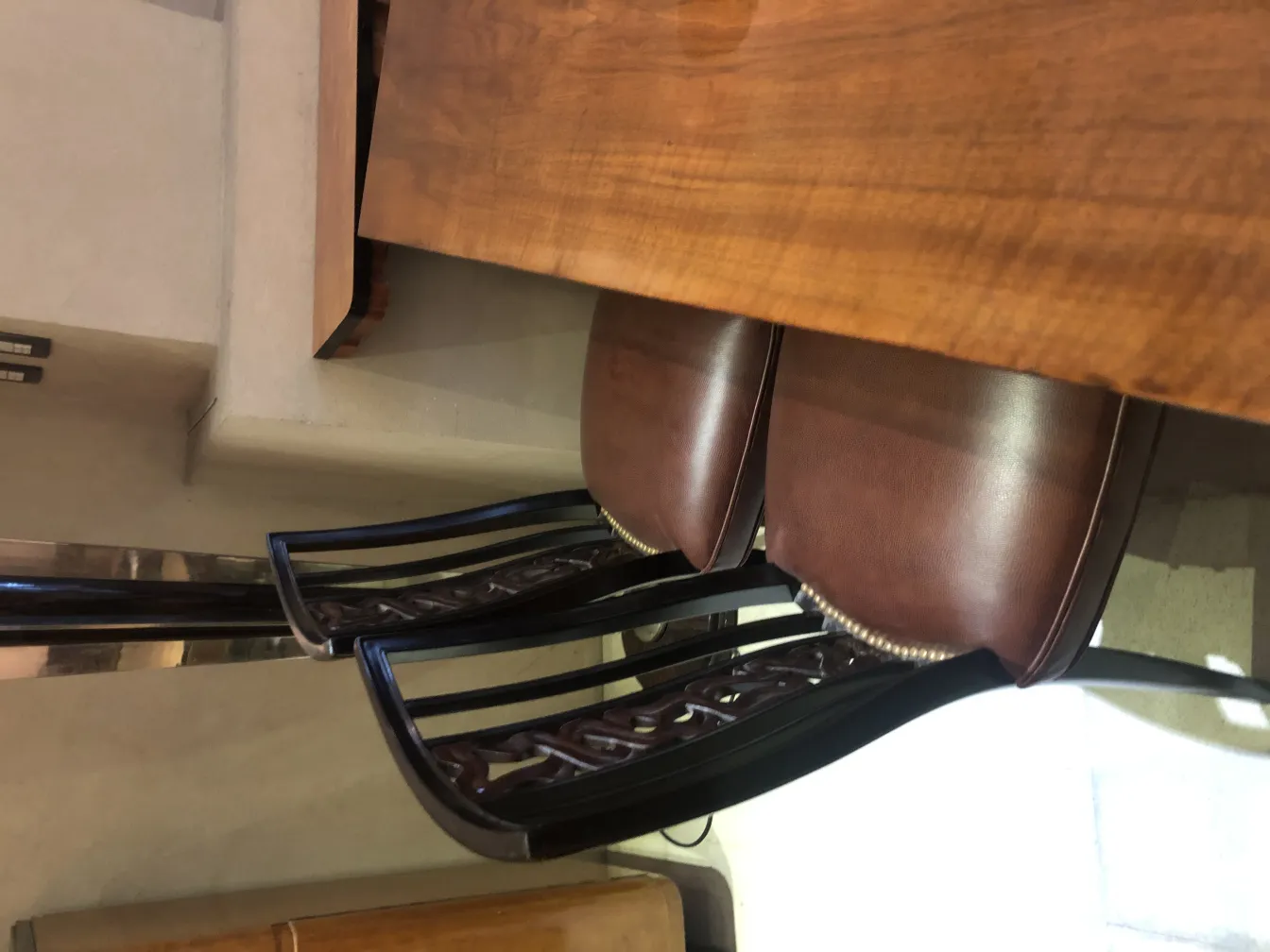 Conjunto de 2 cadeiras antigas com design elegante, ambiente acolhedor