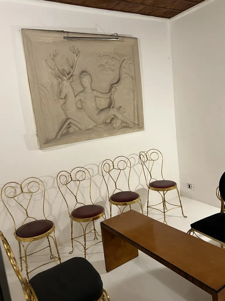 quatre chaises anciennes avec des détails dorés