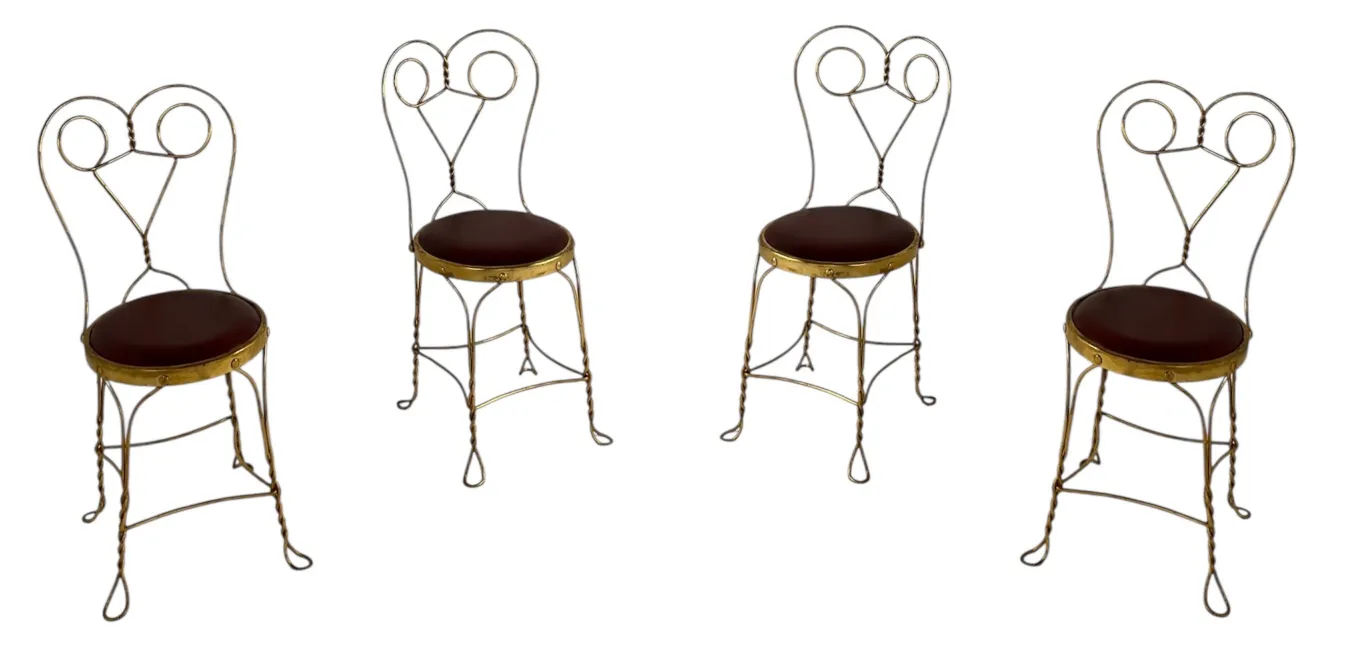 Conjunto de 4 sillas antiguas con diseño decorativo y cojines