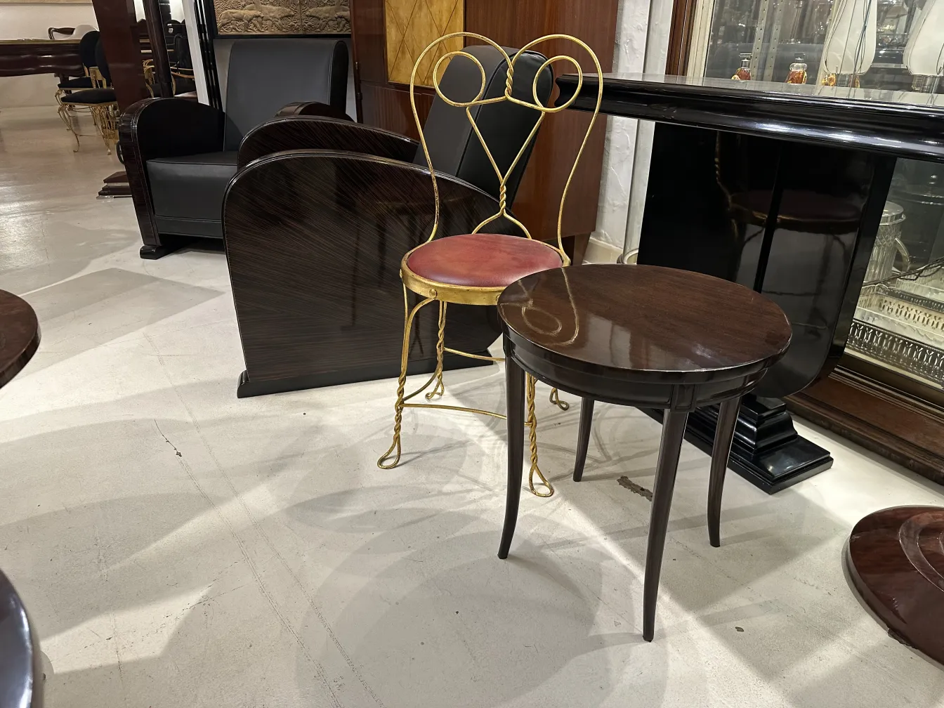 Cuatro sillas antiguas con decoración elegante en fondo