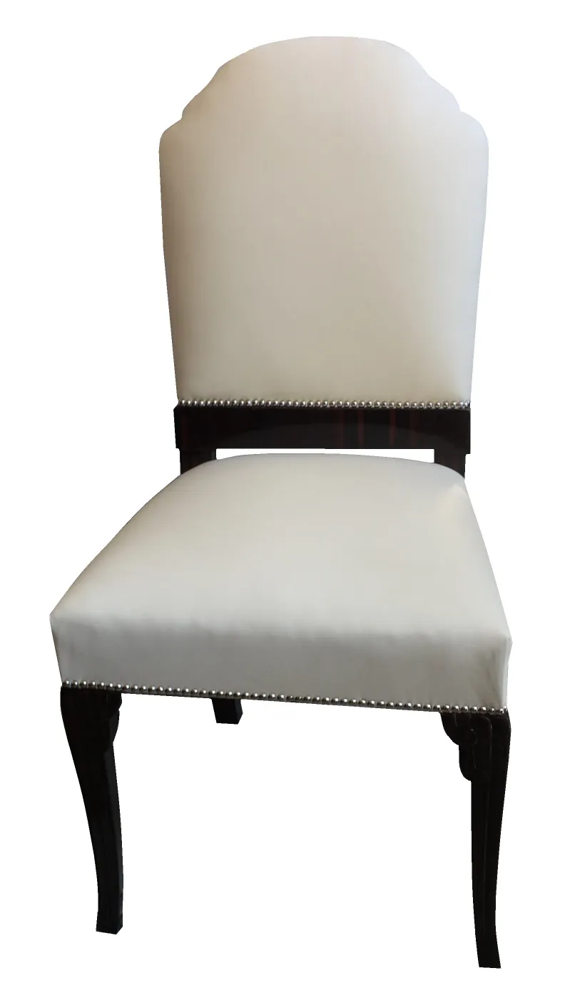 6 antique dining chairs with an elegant design