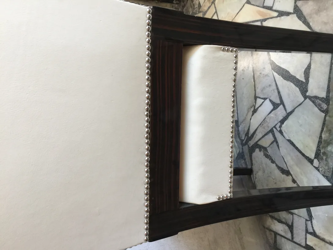 Vue de 6 chaises anciennes avec des détails au dos et à la base.