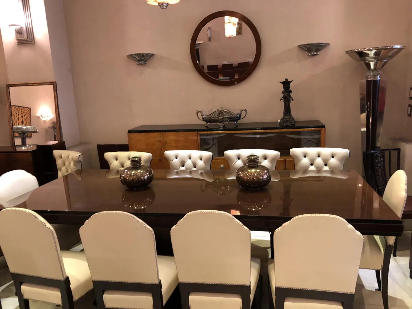 Sechs antike Stühle in einem eleganten Esszimmer mit Holztisch.