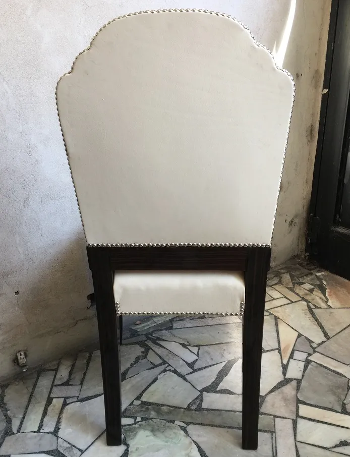 Vue arrière de 6 chaises anciennes à dossier haut dans un cadre rustique