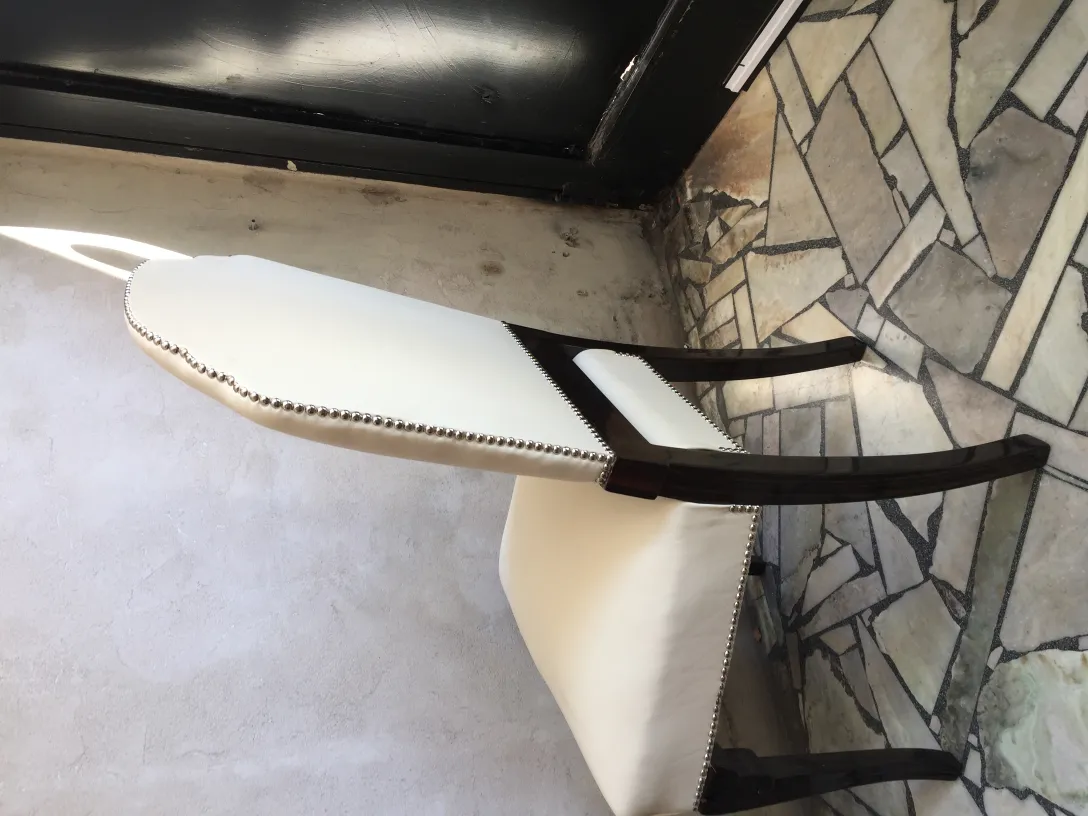 6把古老的优雅舒适椅子，侧面视图，放置在一个光线充足的空间里。