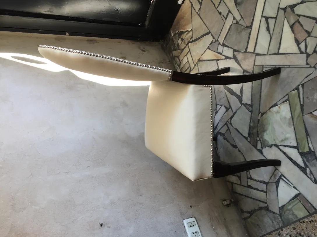 साइड व्यू, 6 प्राचीन कुर्सियाँ, सुंदर परिवेश में