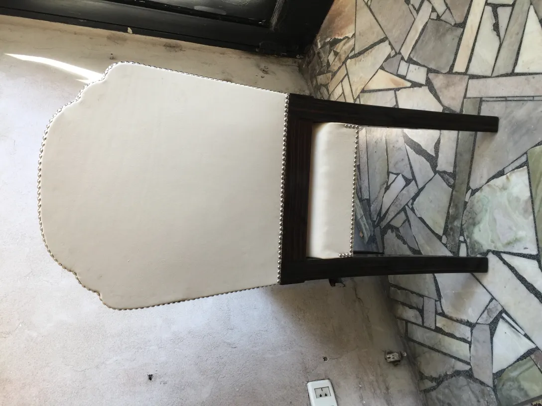 Seis cadeiras antigas com design elegante, fundo claro.