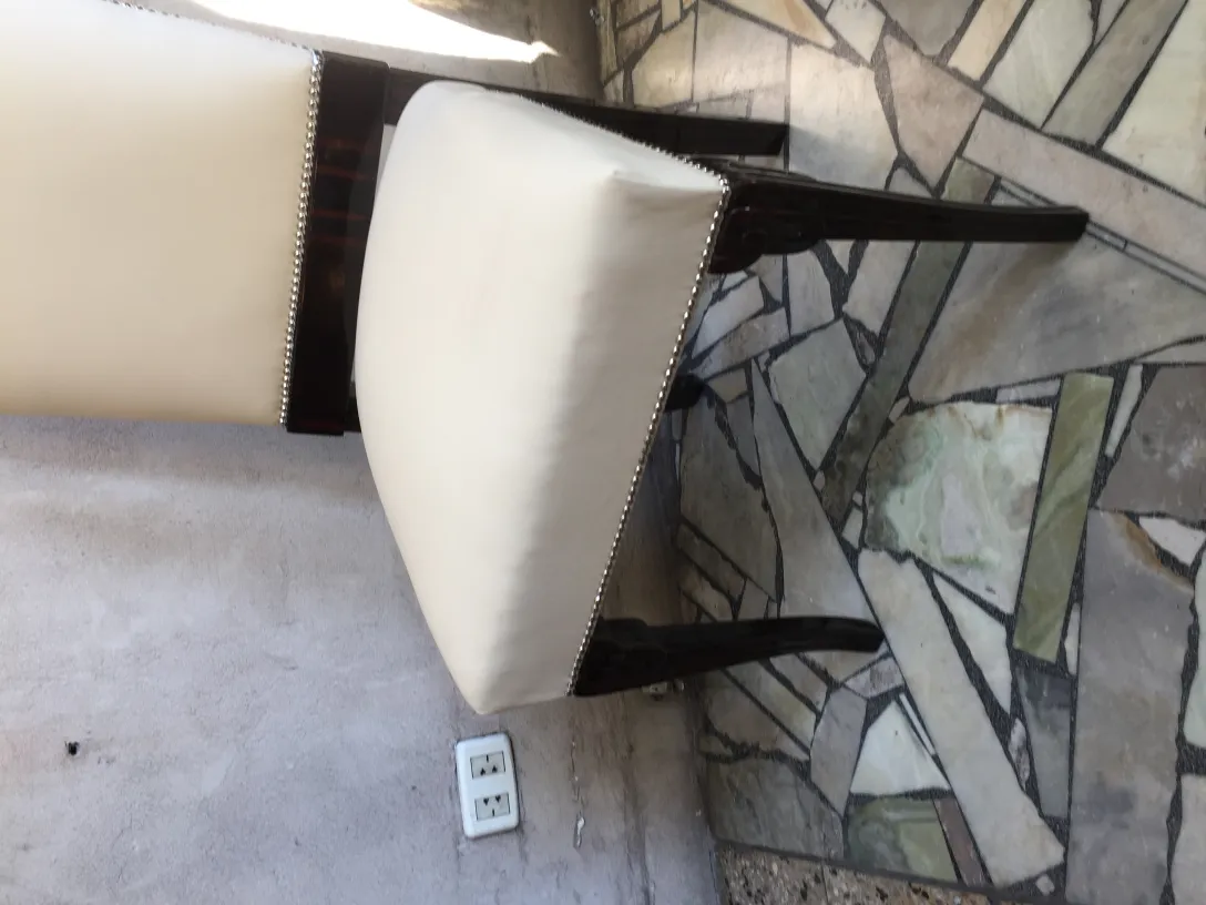 vue latérale de 6 chaises anciennes dans un cadre moderne