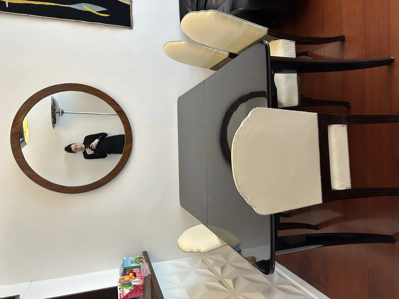 6 chaises anciennes dans une salle à manger moderne avec miroir