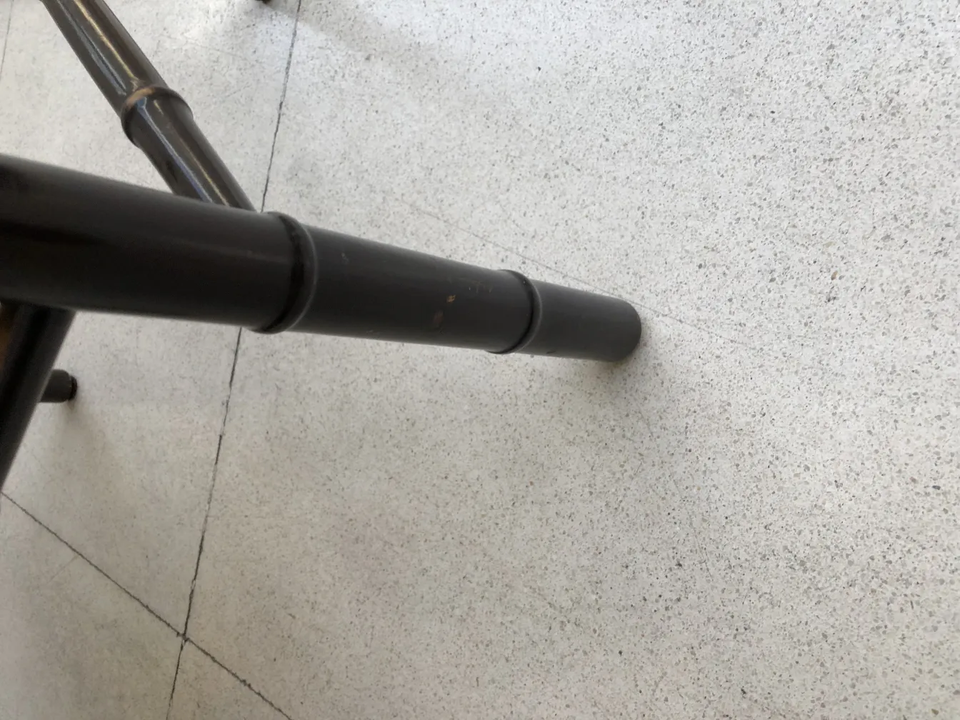 Detalhes de 6 cadeiras antigas em um espaço minimalista