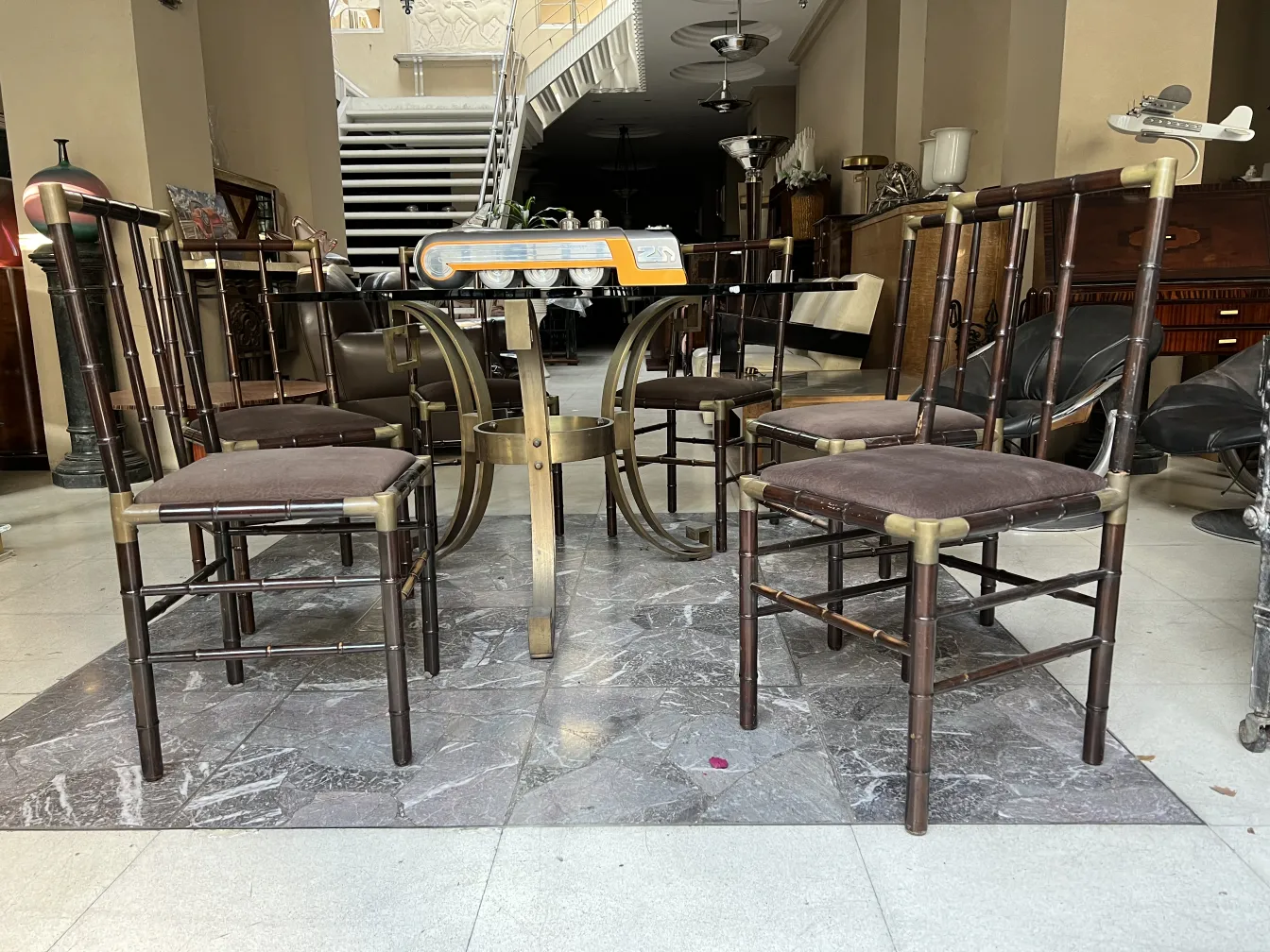 Vista de 6 cadeiras antigas em um ambiente elegante com detalhes