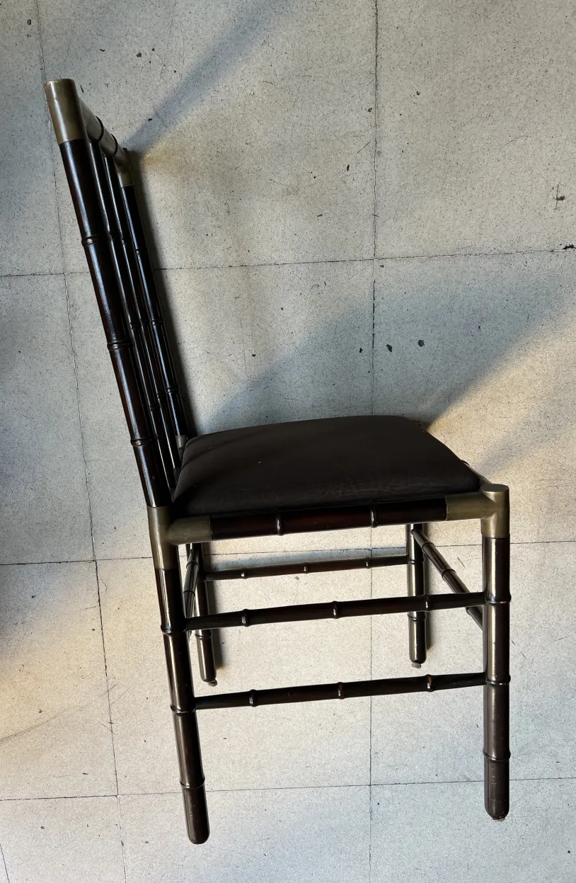 Seitenansicht von 6 antiken Stühlen mit elegantem Design in einem minimalistischen Umfeld