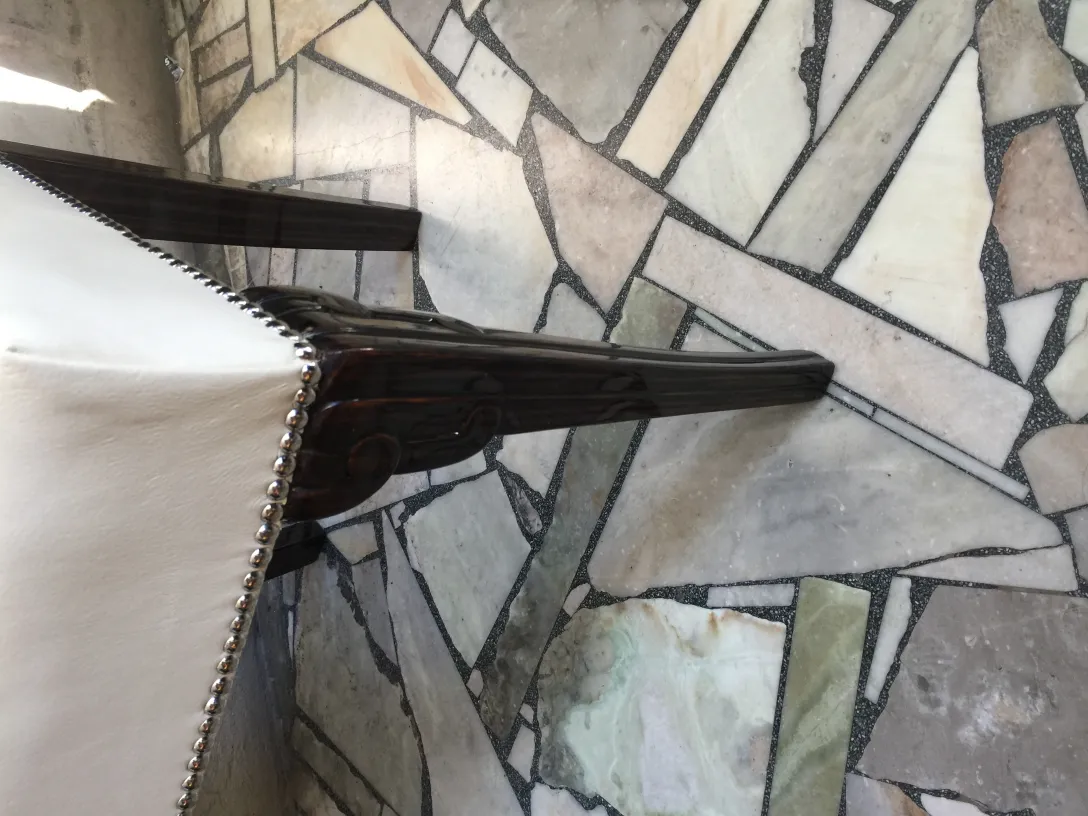 Vue latérale de 6 chaises anciennes élégantes avec des détails artistiques dans un cadre raffiné.