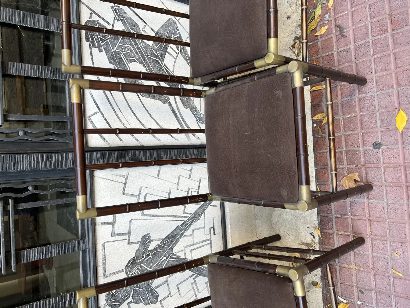 Jeu de 6 chaises anciennes avec un design élégant et des détails en bronze, dans un cadre charmant.